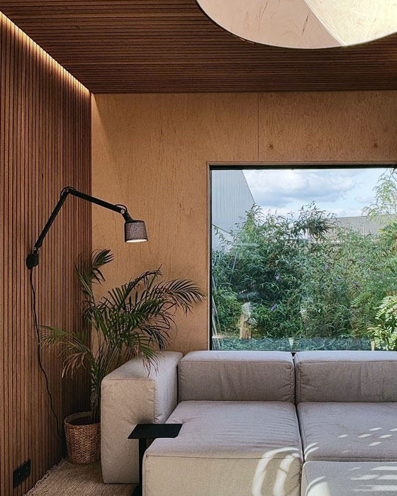 extension de maison à Liège avec mur et plafond en bardage en bois