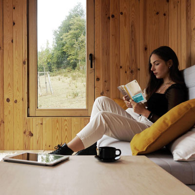 tiny-house-2-1 une fille lit un livre dans une tiny house